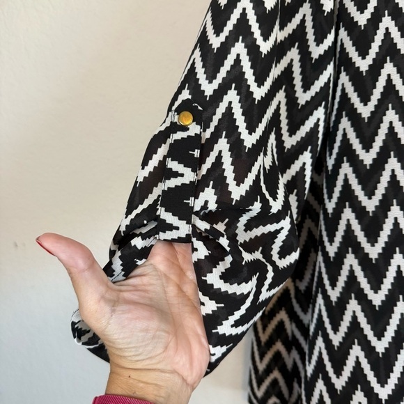 Live 4 Truth Black Cream Abstract Chevron Hi Lo Toll Tab Sleeves Lightweight Top - Picture 3 of 8